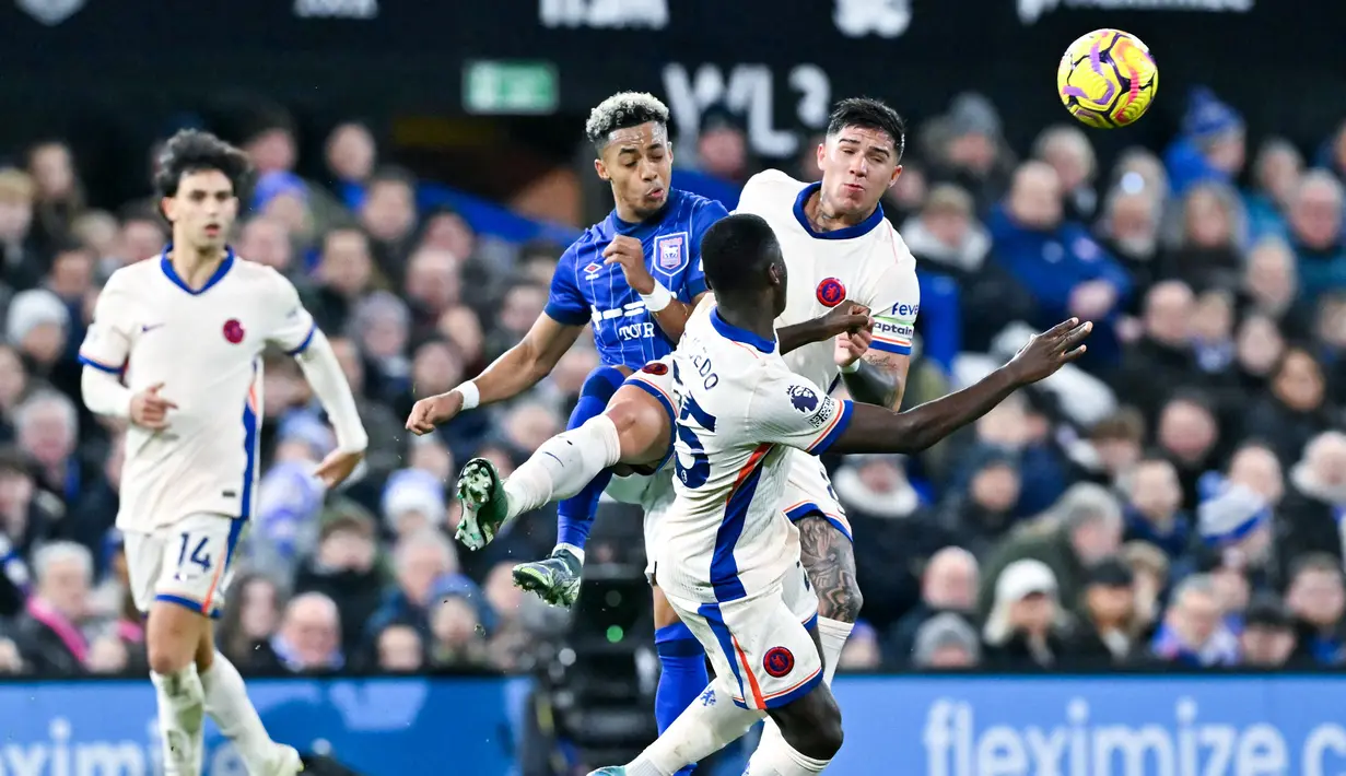 Gol-gol Ipswich dicetak oleh Liam Delap dan Omari Hutchinson. Hasil ini membuat mereka mengemas 15 poin dari 19 laga. (AFP/Glyn Kirk)