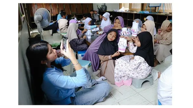 6 Potret Almira Yudhoyono Jadi Volunteer di Rumah Pintar Cikeas, Ramadhan Penuh Makna