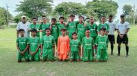 Musikan dan anak didiknya siap berkiprah di tingkat lebih tinggi setelah SSB Bintang Dua Dua diakui Asprov PSSI Jatim. (Bola.com/Gatot Sumitro)