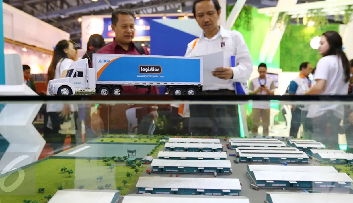 Pengunjung melihat maket kawasan logistik Bhanda Ghara Reksa (BGR) BUMN bidang logistik IBD Expo 2016 di Jakarta, Kamis (8/9). Saat ini BGR mempersiapkan untuk menunjang kegiatan bisnis yang ada dalam Holding BUMN Pangan. (Liputan6.com/Fery Pradolo)