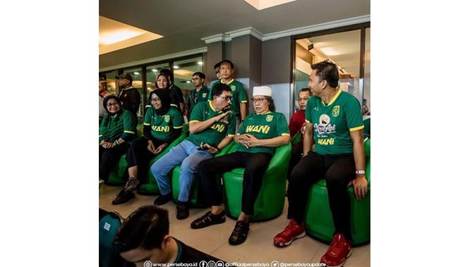 5 Gaya Cak Nun Dukung Persebaya, Beri Doa Agar Juara Musim Depan (sumber: Instagram.com/officialpersebaya)