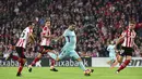 Aksi pemain FC Barcelona, Luis Suarez melakukan tembakan setelah melewati adangan para pemain Athletic Bilbao  pada lanjutan La Liga Santander di San Mames stadium, Bilbao, (28/102017). Barcelona menang 2-0. (AP/Alvaro Barrientos)