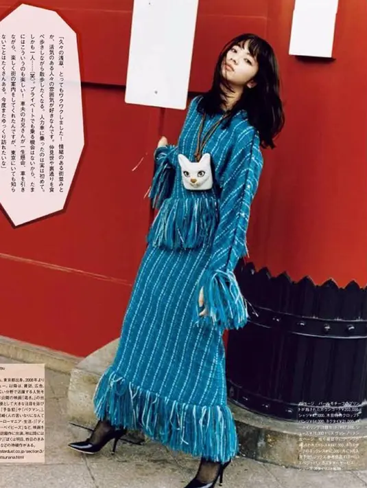 Seperti saat ia memakai dress biru dilengkapi sepatu hak tinggi ini. Tak banyak aksesoris, gayanya yang simpel tersebut tetap cocok untuk jadi outfit berpergian.(Liputan6.com/IG/@konichan7)