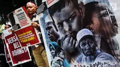 Komite Nasional Solidaritas Rohingya menggelar aksi di depan Kantor Duta Besar Myanmar, Jakarta, Rabu (5/12). Massa mengutuk kekerasan terhadap etnis Rohingya yang dilakukan oleh pemerintah Myanmar. (Liputan6.com/JohanTallo)