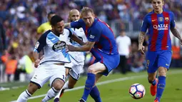 Bek Barcelona, Jeremy Mathieu, menahan laju penyerang Deportivo, Florin Andone, pada laga La Liga di Stadion Nou Camp, Barcelona, Sabtu (15/10/2016). Barcelona menang 4-0 atas Deportivo. (EPA/Quique Garcia)