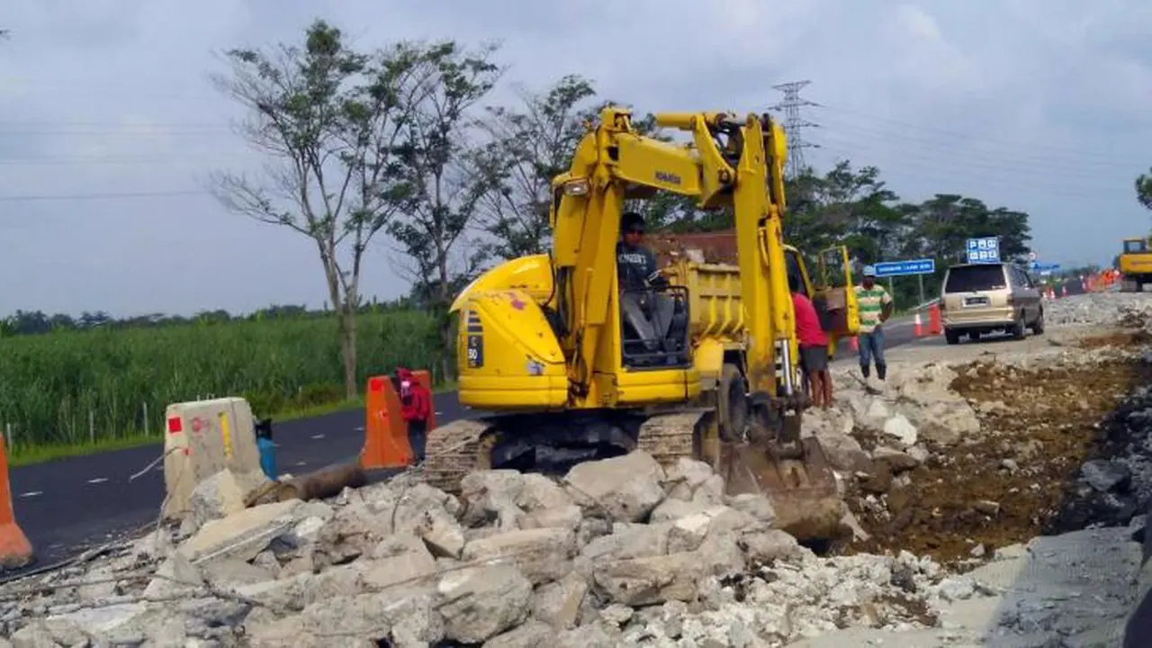 Perbaikan jalan tol Kanci-Pejagan. 
