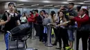 Penyerang Brasil, Diego Tardelli saat tiba usai mengikuti Copa Amerika 2015 dibandara Guarulhos International, Sao Paulo, Brasil, (28/6/2015). Brasil Kalah di perempat final melawan Paraguay dalam adu Penalti. (REUTERS/Paulo Whitaker)