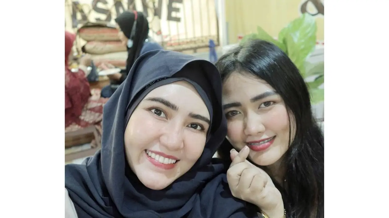 7 Potret Via Vallen dan Adiknya yang Jarang Tersorot, Kompak Banget