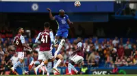 Dua golnya ke gawang Villa membuat Lukaku kini telah mengemas tiga gol dari tiga laga bersama Chelsea musim ini. (Foto: AFP/Adrian Dennis)