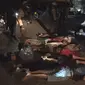 Polda Kalteng menangkap 13 orang pelaku judi dadu dalam sebuah penggerebekan di Jalan Temanggung Tilung, Palangka Raya, Kamis (11/6/2020) dini hari. (Foto: Roni Sahala)