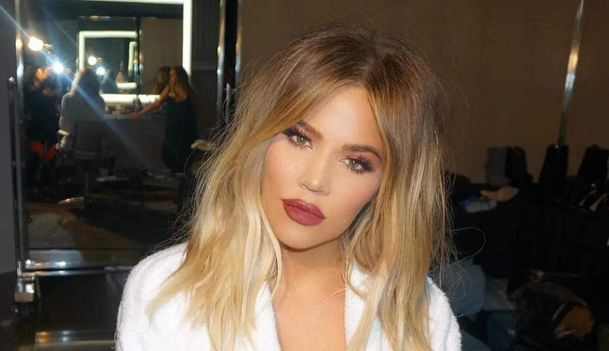 Dalam sebuah video yang ia unggah di Snapchat, Koko memperlihatkan pahanya yang terlihat sangat besar seolah tengah hamil. (instagram/khloekardashian)