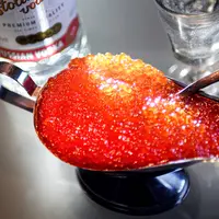 Telur ikan salmon atau kaviar merah terlihat di Moskow, Rusia, 22 November 2021. Warga Rusia yang ingin menikmati liburan musim dingin tradisional mereka dengan kaviar merah akan kecewa tahun ini, menyusul harga mencapai rekor tertinggi dalam sejarah. (Alexander NEMENOV/AFP)