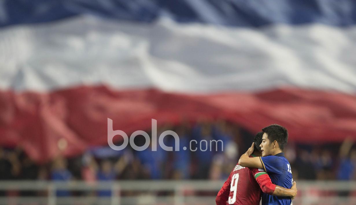 Pemain Timnas Indonesia, Ferdinand Sinaga berpelukan dengan pemain Thailand usai laga Final leg kedua Piala AFF 2016 di Thailand, (17/12/2016). (Bola.com/Vitalis Yogi Trisna)