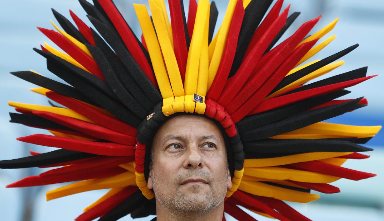 Seorang suporter Belgia memakai topi unik saat pertandingan melawan Panama pada laga Piala Dunia 2018 di Stadion Fisht, Senin (18/6/2018). Belgia menang 3-0 atas Panama. (AP/Matthias Schrader)