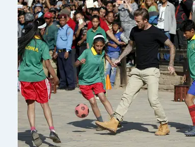 David Beckham bermain bola dengan anak-anak dalam pertandingan amal bersama UNICEF di kota tua Bhaktapur, Nepal, (6/11/2015). (Reuters/Navesh Chitrakar)