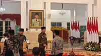 Presiden Joko Widodo (Jokowi) beserta Wakil Presiden Ma'ruf Amin membayarkan zakat melalui Badan Amil Zakat Nasional (BAZNAS) di Istana Negara Jakarta, Rabu (13/3/2024). (Liputan6.com/Lizsa Egeham)