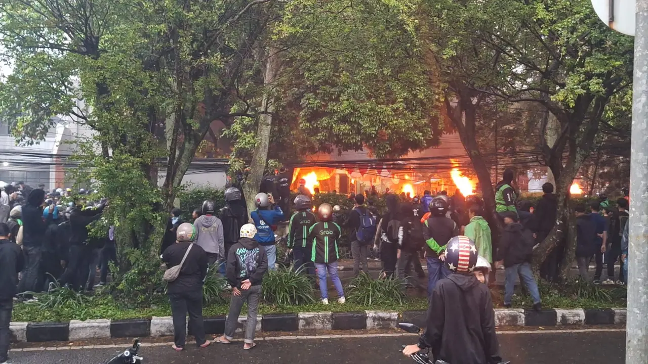 Demo di Bandung ricuh, massa bakar rumah pakai molotov