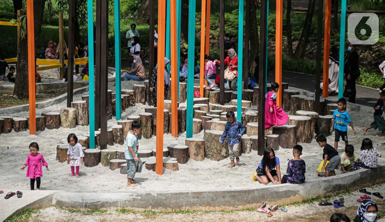 <p>Pengunjung bermain di area playground Tebet Eco Park, Jakarta, Selasa (10/5/2022). Warga memanfaatkan libur dengan bermain dan berolahraga di taman terbuka setelah pemerintah memperpanjang masa liburan sekolah hingga tanggal 11 Mei 2022. (Liputan6.com/Faizal Fanani)</p>