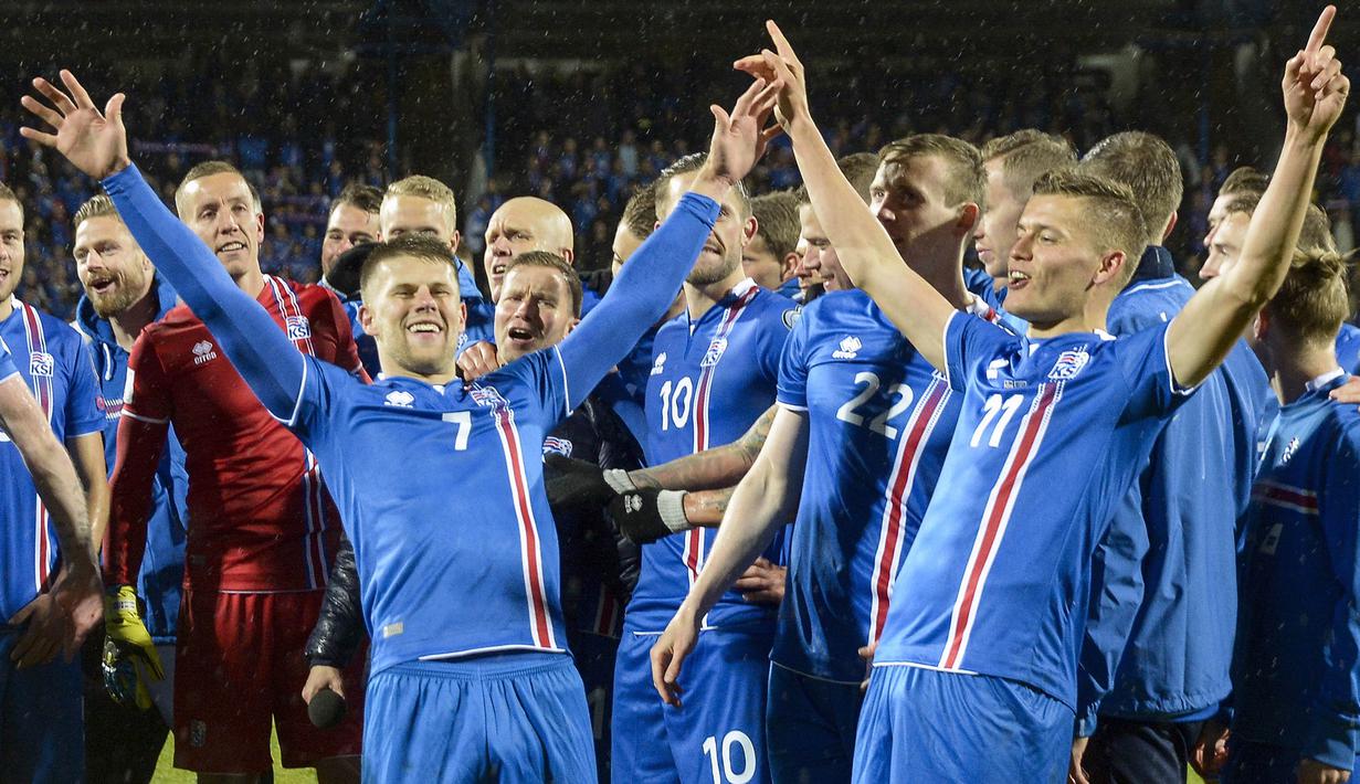Para pemain Islandia merayakan keberhasilan lolos ke Piala Dunia 2018 usai mengalahkan Kosovo di Reykjavik, Senin (9/10/2017). Islandia untuk pertama kali dalam sejarah lolos ke Piala Dunia. (AFP/Haraldur Gudjonsson)