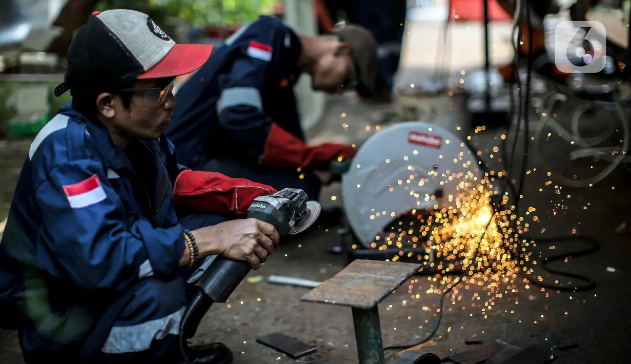 Sejumlah peserta mengikuti pelatihan pengelasan dengan sistem jemput bola (mobile training unit/MTU) yang digelar Pusat Pelatihan Kerja Khusus Pengembangan Las (PPKKPL) di halaman Kantor Kelurahan Pancoran, Jakarta, Kamis (15/9/2022). Kegiatan yang dilaksanakan selama kurang lebih selama satu bulan ini untuk memberikan keterampilan dan meningkatkan keahlian sekaligus sebagai upaya menekan angka pengangguran. (Liputan6.com/Faizal Fanani)