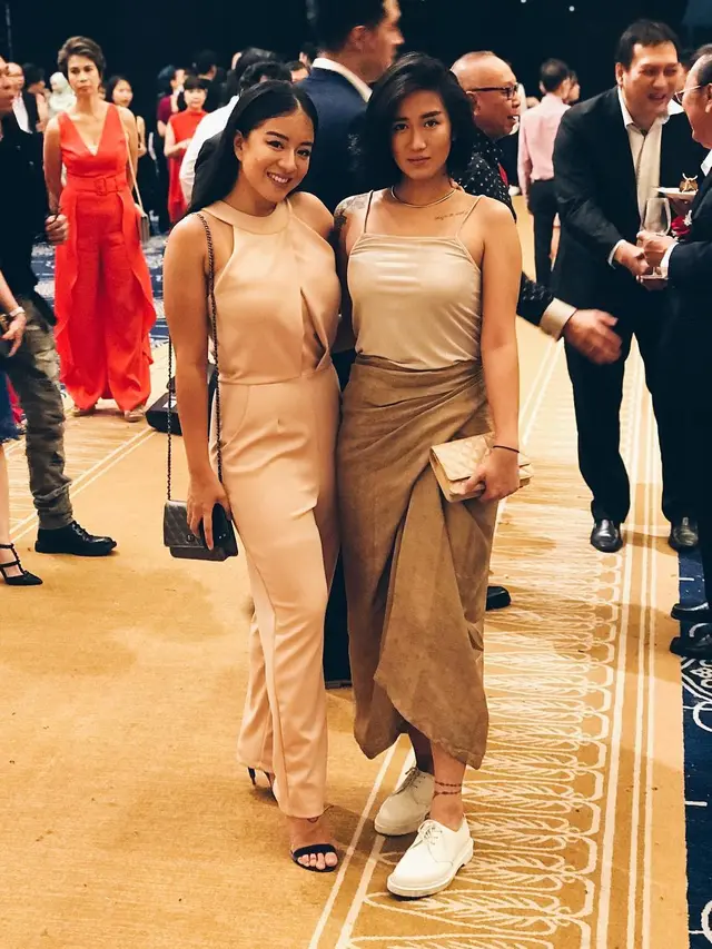 Jadi Bridesmaid di Lamaran Vidi Aldiano, Ini 6 Potret Chef Renatta dan Sang Kakak