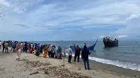 Kapal pengangkut puluhan imigran Rohingya sempat berlabuh di Pantai Kuala Pawoen, Desa Pante Sukon, Kecamatan Jangka, Kabupaten Bireuen, Kamis (16/11/2023) (Sumber foto: Polda Aceh)