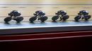 <p>Tim balap sepeda Selandia Baru berkompetisi pada babak kualifikasi nomor team pursuit putri UCI Track Nation Cup 2023 yang berlangsung di Jakarta International Velodrome, Rawamangun, Jakarta, Kamis (23/2/2023). (Bola.com/Bagaskara Lazuardi)</p>