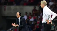 Unai Emery mengintruksikan pemainnya saat pertandingan Grup A Liga Champions UEFA antara PSG dan Arsenal di stadion Parc des Princes di Paris 13 September 2016. Setelah 22 tahun Arsenal punya manajer baru yaitu Unai Emery. (AFP Photo/Franck Fife)