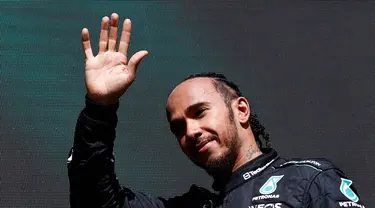 Pembalap Inggris dari tim Mercedes AMG Petronas F1, Lewis Hamilton melambaikan tangan untuk upacara podium setelah Grand Prix Belgia di Sirkuit Spa-Francorchamps, 28 Juli 2024. (SIMON WOHLFAHRT/AFP)