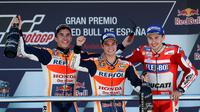 Selebrasi Marc Marquez (kiri), Dani Pedrosa (tengah), dan Jorge Lorenzo di podium MotoGP Jerez 2017, Minggu (7/5/2017). (EPA/Roman Rios)