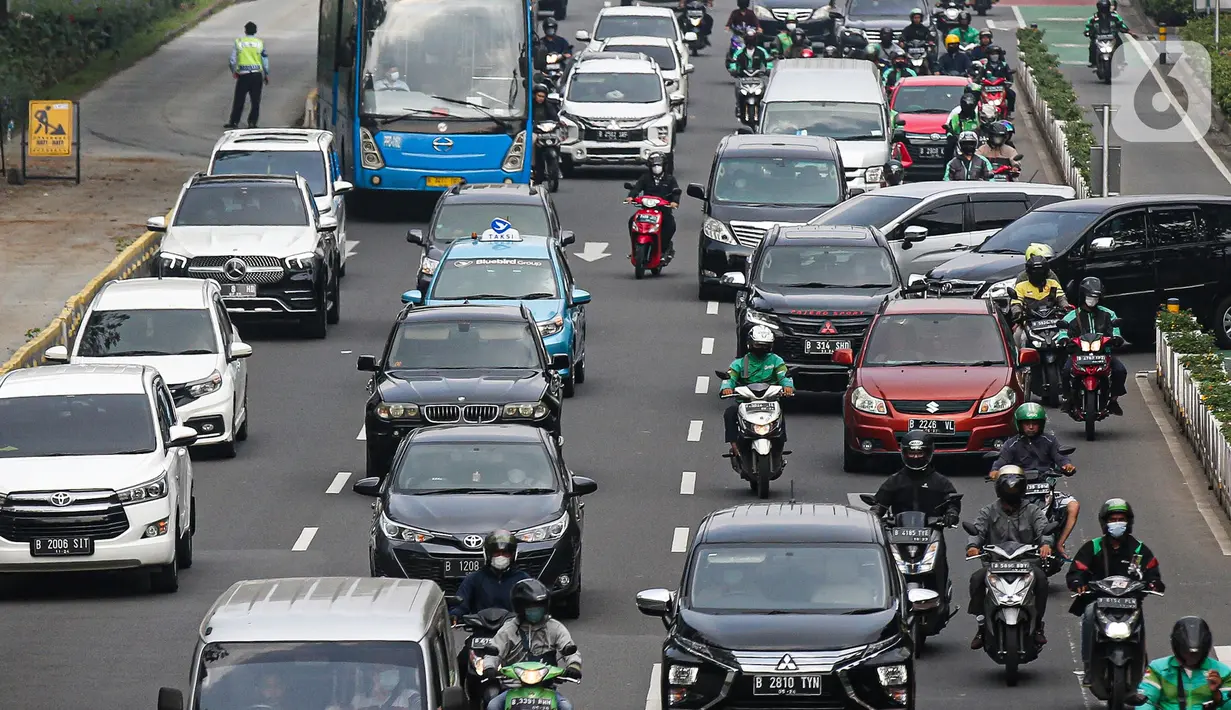 Kendaraan berjalan tersendat di Jalan Sudirman, Jakarta, Rabu (20/7/2022). Dinas Lingkungan Hidup (DLH) DKI Jakarta menyatakan sebanyak 75 persen polusi udara di Ibu Kota berasal dari emisi kendaraan bermotor roda dua dan roda empat. (Liputan6.com/Faizal Fanani)