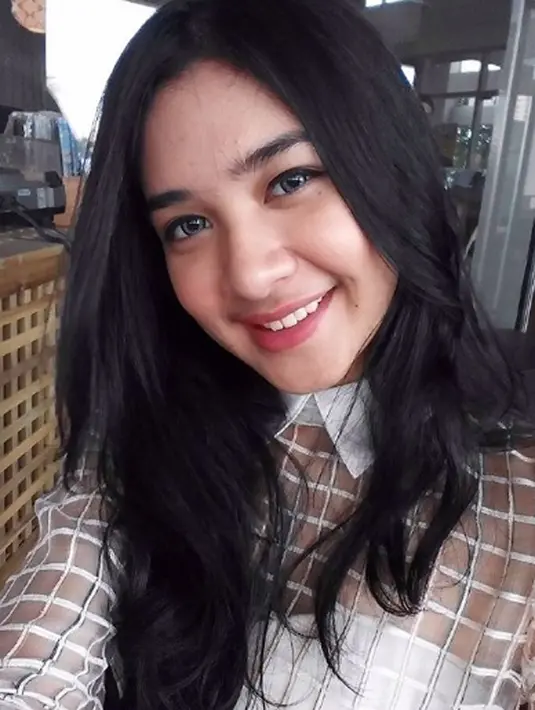 Mikha Tambayong yang memiliki nama asli Moudy Mikha Maria Tambayong. Mikha memiliki ciri khas yakni rambut hitam terurai panjang dan memiliki senyum yang menawan. (