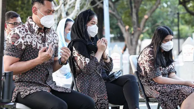7 Momen SBY dan Keluarga Ziarah ke Makam Ani Yudhoyono di Hari Ultah ke-72