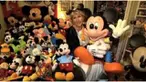 Janet mengumpulkan pernak-pernik yang berhubungan dengan Mickey Mouse sejak tahun 1970.