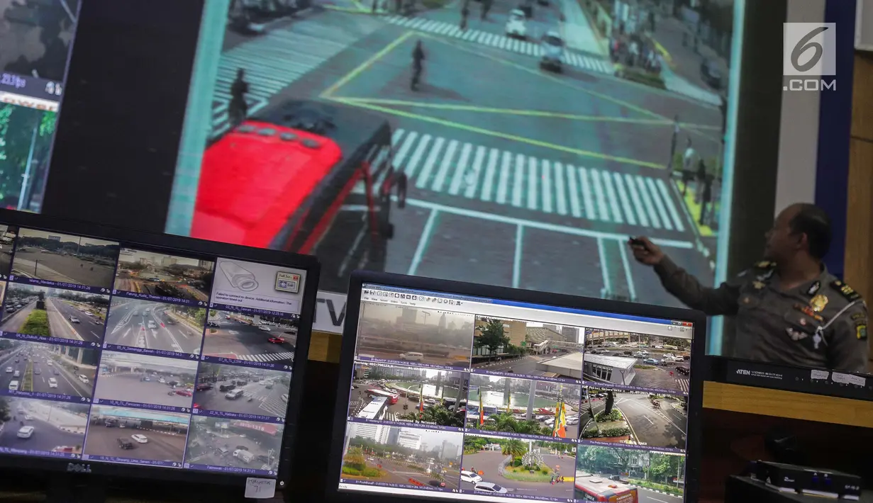 Petugas kepolisian Traffic Managemet Center memantau lalu lintas di Ruang Monitoring, Polda Metro Jaya, Jakarta, Senin (1/7/2019). Ditlantas Polda Metro Jaya mulai menerapkan empat fitur tambahan pada kamera tilang elektronik atau E-TLE mulai hari ini. (Liputan6.com/Faizal Fanani)
