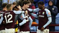 Gelandang Inggris Aston Villa #20 Jamaldeen Jimoh-Aloba (kanan) merayakan gol ketiga timnya selama pertandingan babak penyisihan Europa League antara Aston Villa dan RB Salzburg di Villa Park di Birmingham, Inggris tengah, Jumat (30-1-2026) dini hari WIB. (Darren Staples/AFP)