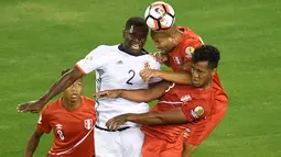 Bek Kolombia, Cristian Zapata, duel udara dengan pemain Peru pada laga perempat final Copa America Centenario. Sepanjang laga Kolombia lebih menguasai jalannya laga dengan penguasaan bola 51 persen. (AFP/Don Emmert)