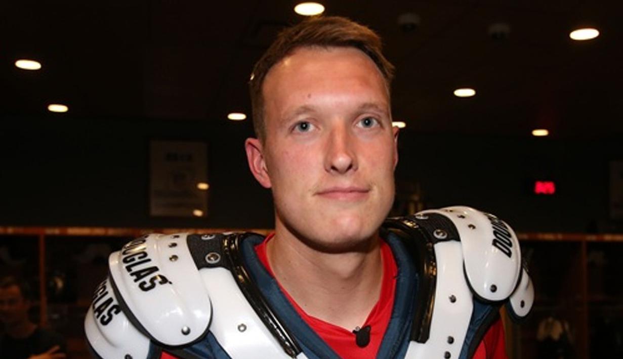 Phil Jones mencoba perlengkapan American Football. (Manutd.com)