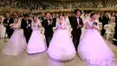 Sejumlah pasangan saat mengikuti pernikahan massal di Pusat Perdamaian Cheong Shim di Gapyeong, Korea Selatan, (7/9). Pernikahan massal di Korsel sudah sering diadakan dan sudah menjadi ciri khas gereja terseubt. (AP Photo / Ahn Young-joon)