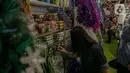 Sejumlah calon pembeli memilih pernak-pernik Natal di Pasar Asemka, Jakarta, Kamis (10/12/2020). Pernak-pernik bertema Natal mulai dari hiasan hingga pohon natal tersebut dijual dari harga Rp20.000 hingga Rp15,9 juta. (Liputan6.com/Faizal Fanani)