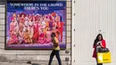 Orang-orang berjalan melewati sebuah reklame di West End, London, Inggris, pada 21 September 2020. Menteri Kesehatan Matt Hancock pada Minggu (20/9) mengatakan Inggris sedang menghadapi "titik kritis" terkait pandemi corona COVID-19. (Xinhua/Han Yan)