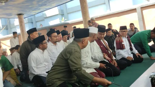 Bakal calon presiden (bacapres) Anies Baswedan dan bakal calon wakil presiden (bacawapres) Muhaimin Iskandar alias Cak Imin berkunjung ke Pondok Pesantren (Ponpes) Darussalam Blokagung, Banyuwangi, Jawa Timur. (Liputan6.com/Winda Nelfira)