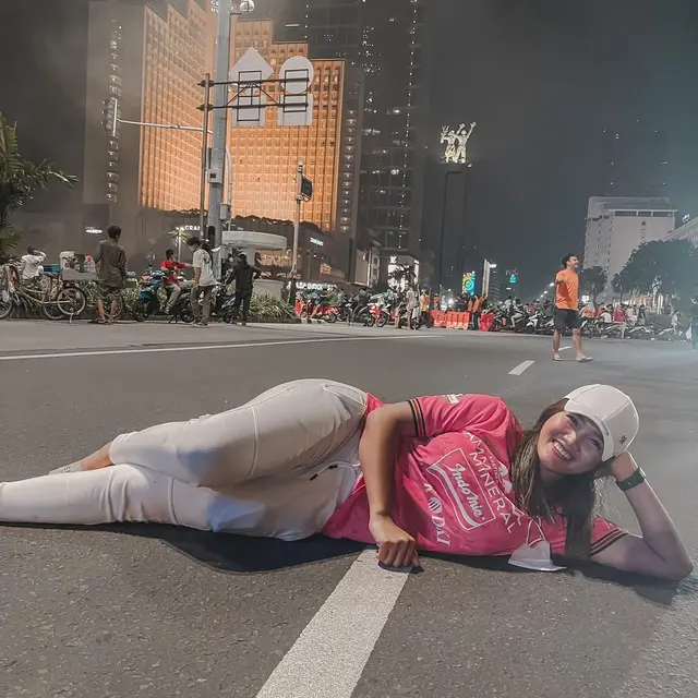 Fotonya Dikomentari Riko Simanjuntak, Ini 6 Potret Jess Amalia Dukung Persija
