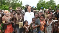 Presiden Joko Widodo atau Jokowi saat berkunjung di Kampung Ewer, Kabupaten Asmat, Papua Selatan, pada Kamis (6/7/2023). (Foto: Kris - Biro Pers Sekretariat Presiden)