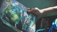 Ilustrasi membaca komik. (Photo by Dayvison Tadeu from Pexels)