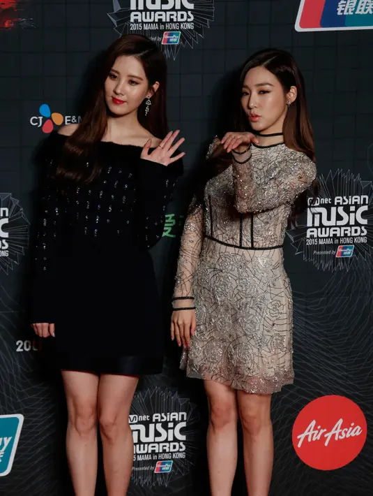 Personel girlsband Girls Generation, Tiffany (kanan) dan Seohyun berpose di karpet merah Mnet Asian Music Awards (MAMA) 2015 di Hong Kong, Rabu (2/12). Leader Girls Generation itu tampil cantik mengenakan gaun merah. (REUTERS/Bobby Yip)