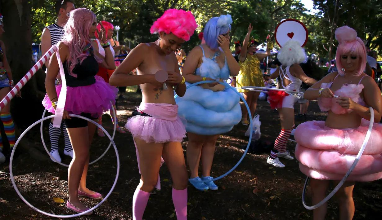 Peserta mengenakan kostum unik untuk mengikuti parade Gay dan Lesbian Mardi Gras di Sydney , Australia , 5 Maret 2016. (REUTERS / David Gray)