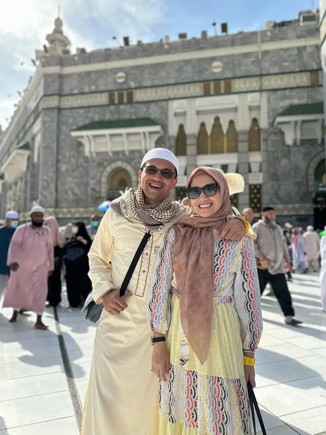 8 Potret Sahrul Gunawan dan Istri Jalani Ibadah Haji, Ajak Mertua