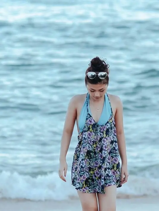 Aktris yang baru berusia 18 tahun ini ternyata tak hanya cantik, ia juga jago menari. (Foto: instagram.com/deliaahusein)