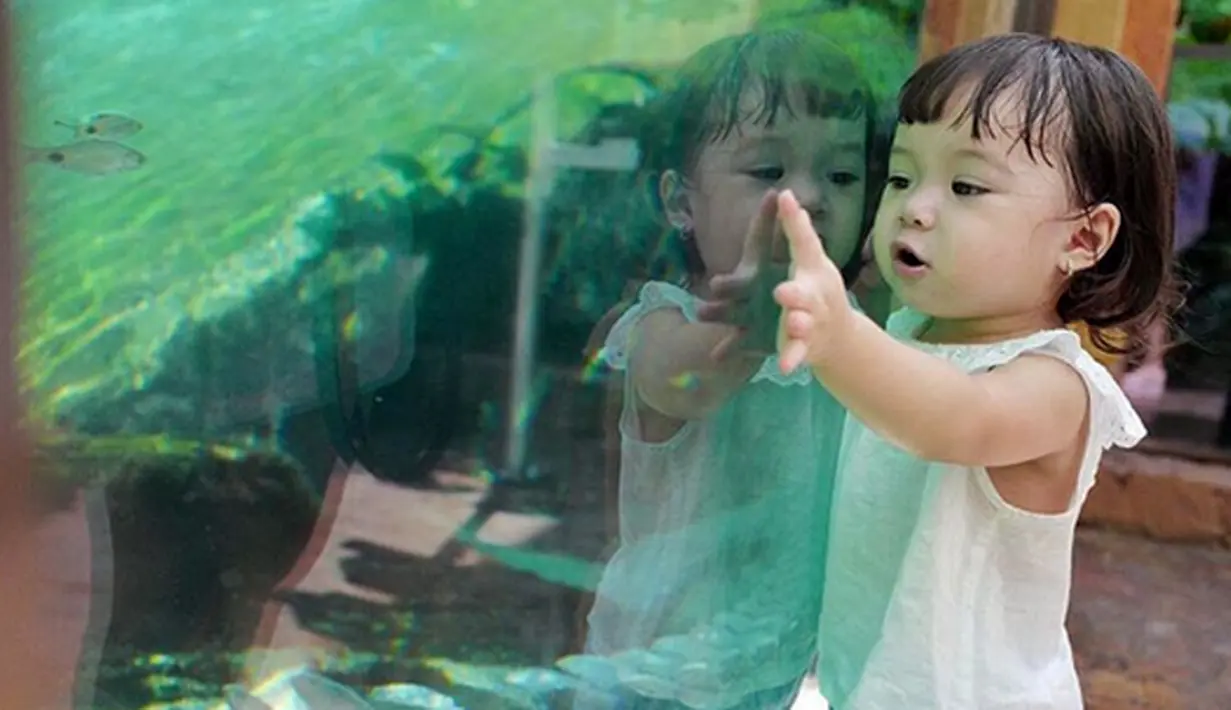 Jalan-jalan bersama anak berusia 1,5 tahun, membuatnya pasangan ini merasa kewalahan. Saking senangnya, Gempi berlari-lari terus tidak mengenal capek. (Instagram/gisel_la)